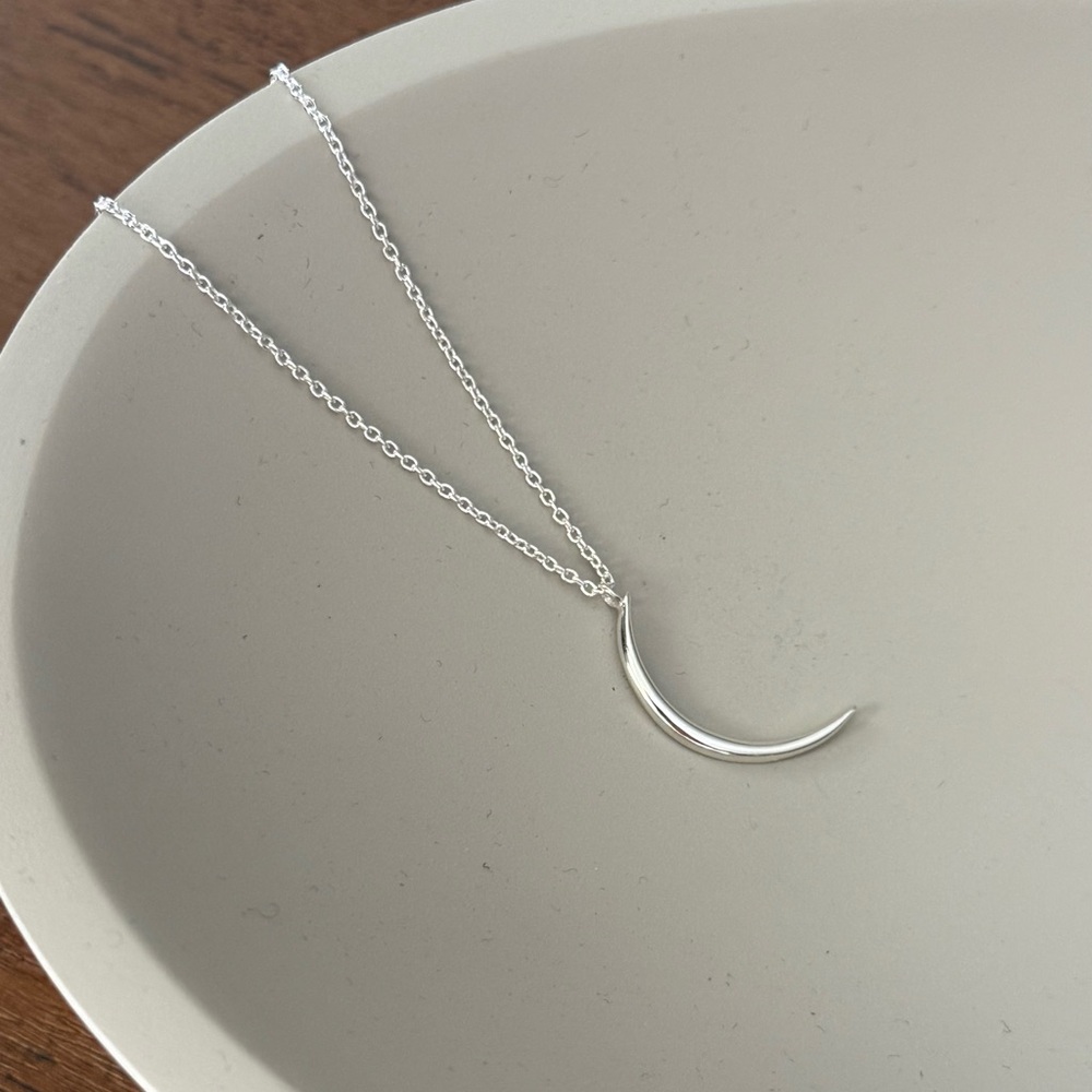 925 Sterling Silver Crescent Moon Necklace! NEW! - Picture 3 of 3